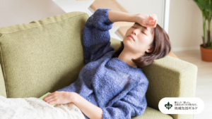 介護で疲れ果てて横になる女性