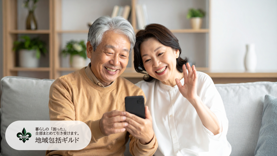高齢の方が家族とのビデオ通話で楽しそうに手を振っている様子