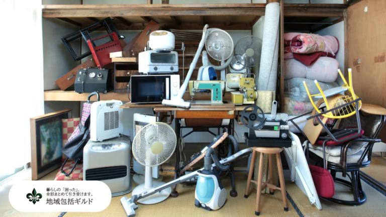 使われなくなった部屋に、使われなくなったものが積まれている