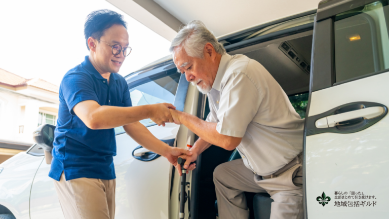 高齢者の車の乗り降りを介助している様子