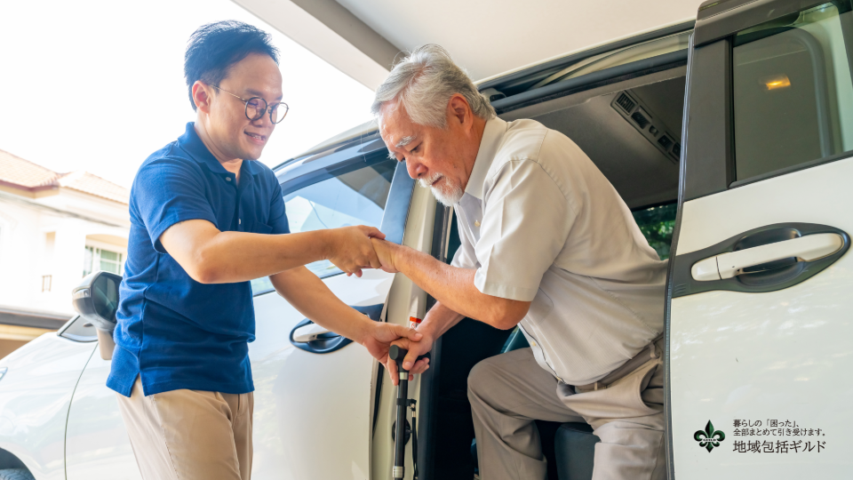 高齢者の車の乗り降りを介助している様子