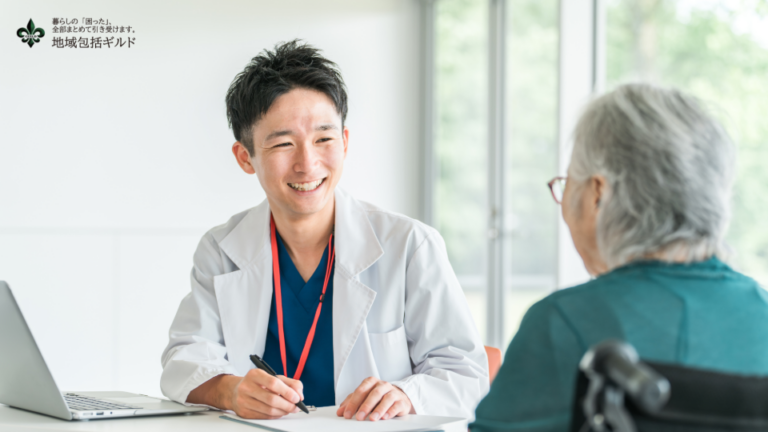 医師の説明の様子。高齢者に説明をしている。